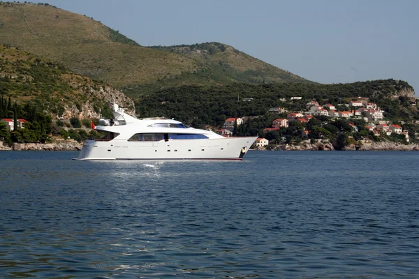 Een middelgrote jacht op de kust van de Adriatische Zee — Stockfoto