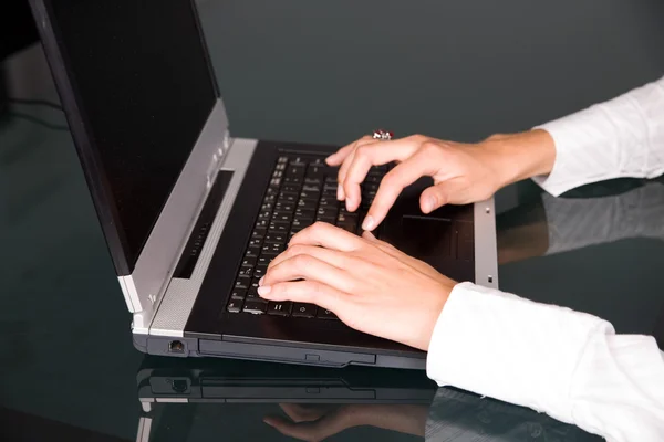 Manos en el teclado — Foto de Stock