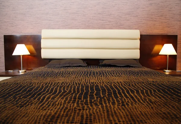 Удобная кровать — стоковое фото
