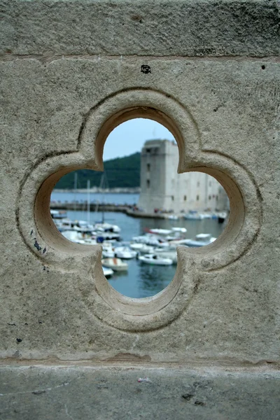 Puerto en Dubrovnik en el agujero —  Fotos de Stock