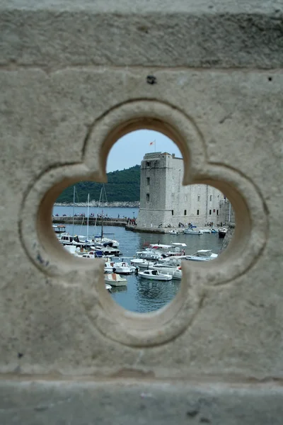 Vue sur le port de Dubrovnik depuis le trou en b — Photo