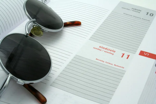 Óculos no calendário — Fotografia de Stock