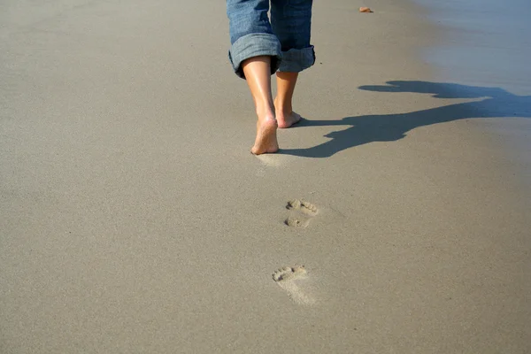 Kumsalda yürüyen bir kadın — Stok fotoğraf