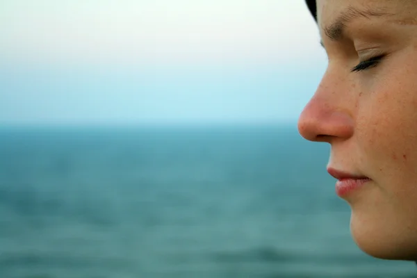 Düşünme wooman, deniz kıyısı — Stok fotoğraf