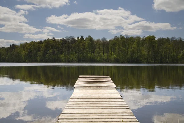 Деревянный пирс на озере — стоковое фото