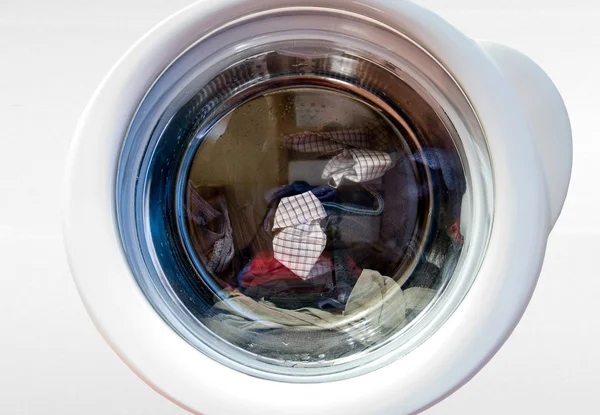 Máquina de lavar roupa com loundry dentro — Fotografia de Stock