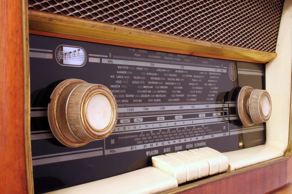 Старое антикварное радио — стоковое фото