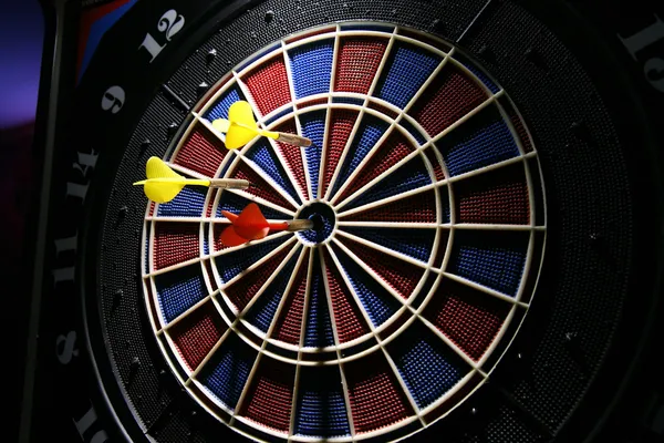 Dartboard met drie darts — Stockfoto