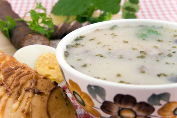 Saure Suppe mit Ei, Wurst und Brot — Stockfoto