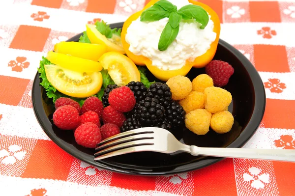 Taze berry ve süzme peynir salatası — Stok fotoğraf
