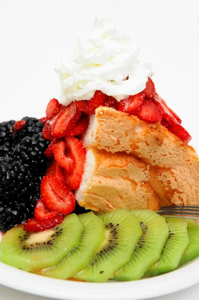 Melek gıda pasta ve çilek — Stok fotoğraf