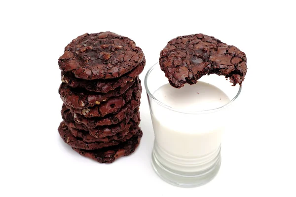 Çikolatalı kurabiye ve süt. — Stok fotoğraf