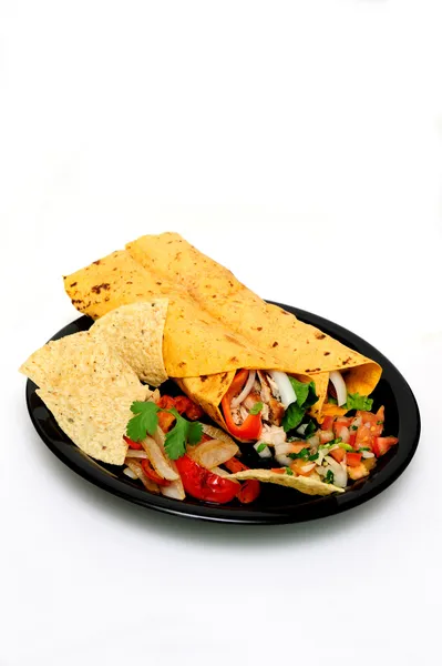 Kip wrap met salsa en chips — Stockfoto