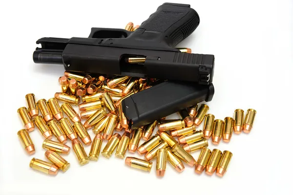Fekete pisztolyt és golyók — Stock Fotó