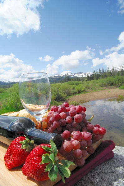 Morangos, uvas e vinho tinto — Fotografia de Stock