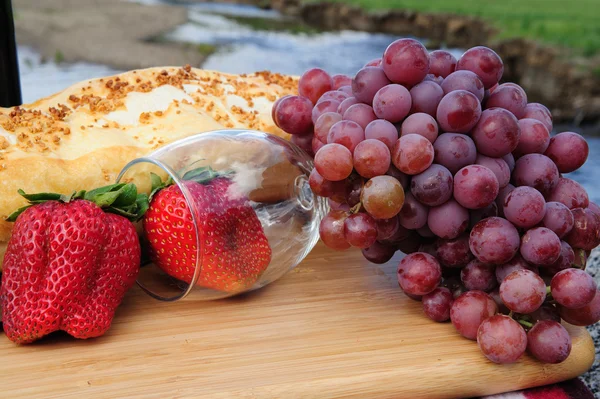 Ягоды и бокал вина — стоковое фото