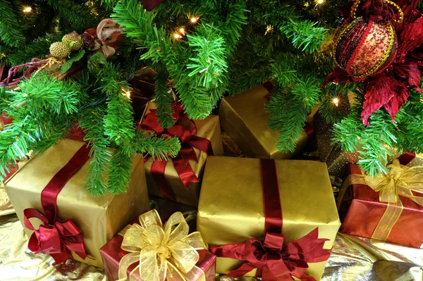 Christmas gifrts onder de boom — Stockfoto