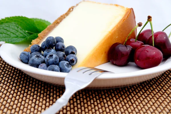 Cheesecake, kersen en bosbessen — Stockfoto
