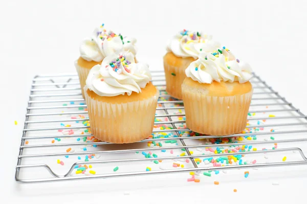 Cupcakes und Drahtkühlgestell — Stockfoto