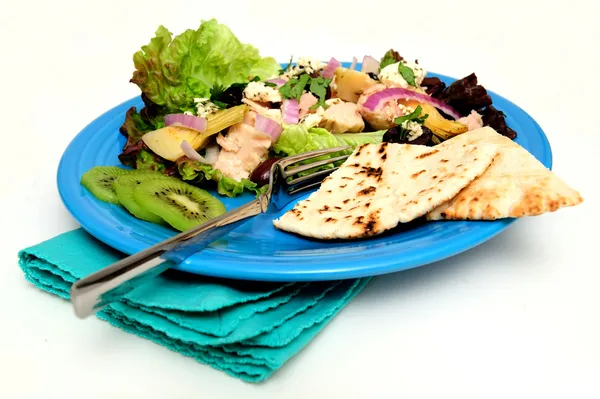 Tuňákový salát s pita chlebem — Stock fotografie