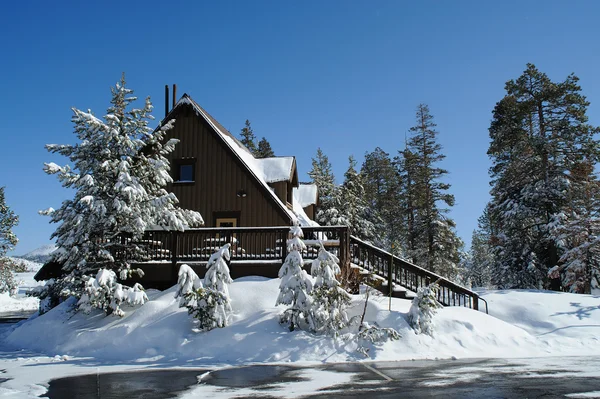 雪の覆われた小屋 — ストック写真