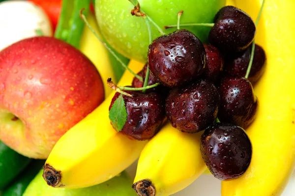 Kirschen und verschiedene Früchte — Stockfoto