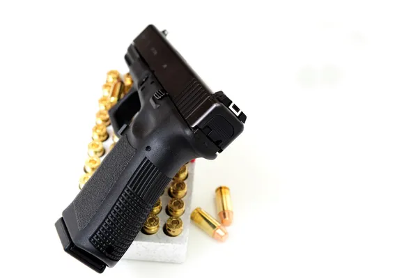 Pistola de calibre 40 e munição — Fotografia de Stock