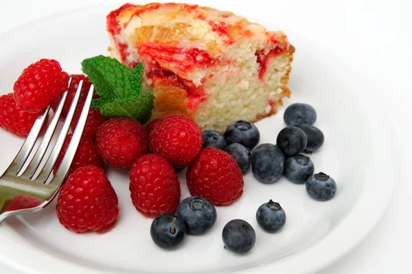 Kahveli kek ve çilek — Stok fotoğraf