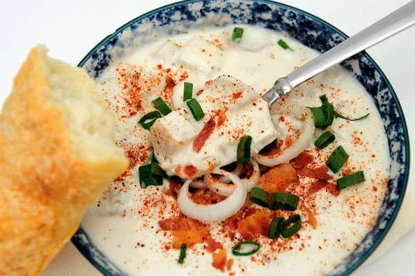 Clam Chowder And A Bread Roll — Stock Photo, Image