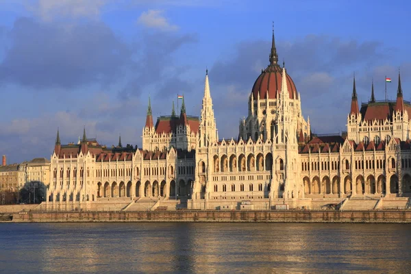 A Parlament épülete Budapesten — Stock Fotó