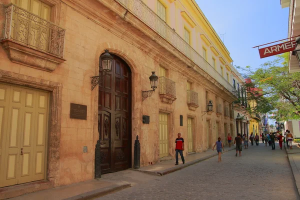 Uma rua em Havana Velha — Fotografia de Stock