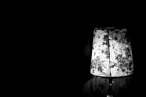 Lâmpada no escuro — Fotografia de Stock