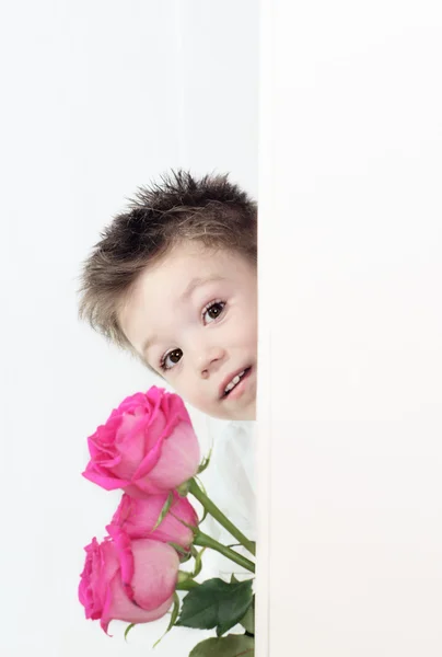 Αγόρι και τριαντάφυλλα — Φωτογραφία Αρχείου