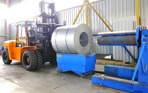Stroj na válcování oceli list v wareh — Stock fotografie