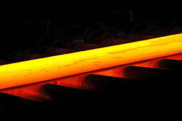 コンベア上の熱い鋼 — ストック写真