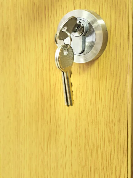 La clé est dans une serrure de porte — Photo
