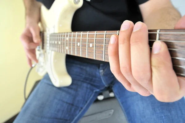 Jovem com guitarra e um amplificador — Fotografia de Stock