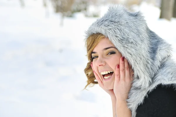 Kız portre ve kış sahne — Stok fotoğraf