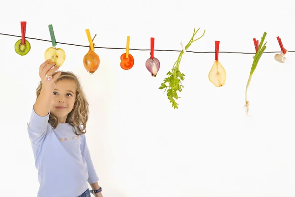 Grönsaker och frukter hängande — Stockfoto