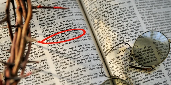 Corona di spine su una bibbia — Foto Stock