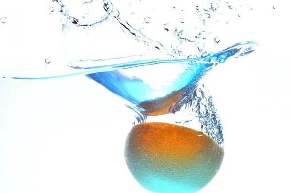 Stänk orange i ett vatten — Stockfoto