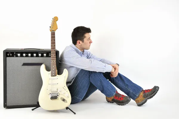 Menino com guitarra e um amplificador — Fotografia de Stock