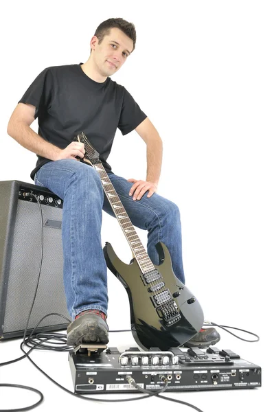 Jovem com guitarra e um amplificador — Fotografia de Stock