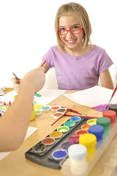 Симпатична маленька дівчинка малює з воднем — стокове фото