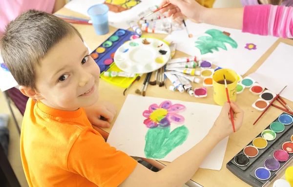 Chlapec malování akvarelem — Stock fotografie