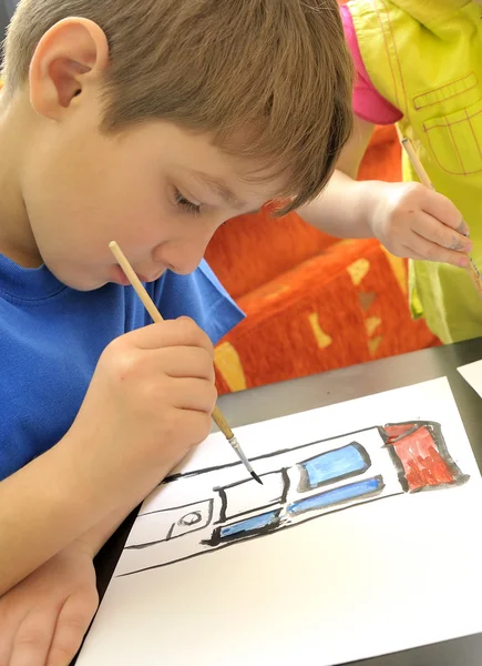Pojke målar med akvarell — Stockfoto