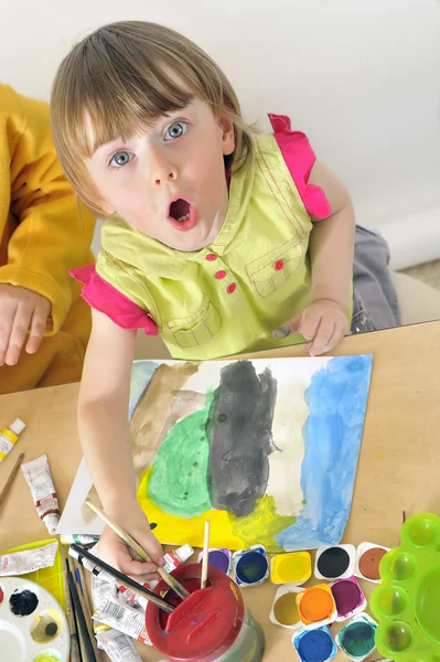 Dívka malba s prstem akvarel — Stockfoto