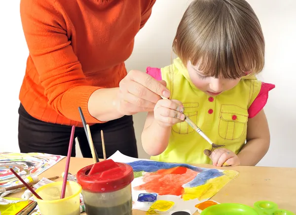 Mutter beim Malen mit ihrer Tochter lizenzfreie Stockfotos