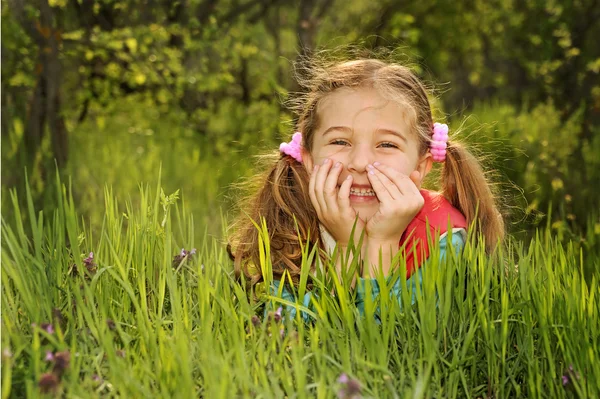 Kleines Mädchen auf Gras — Stockfoto