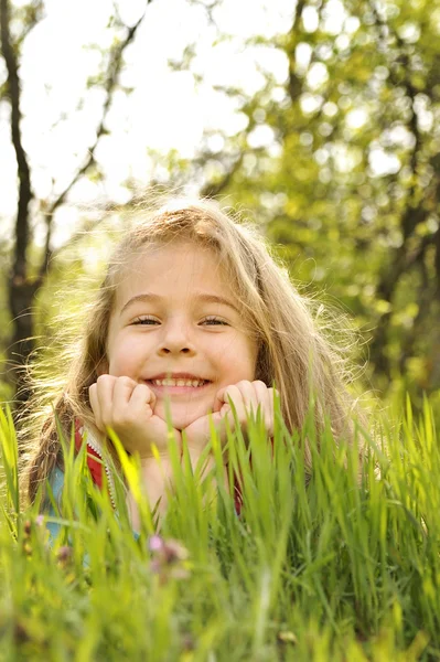 Çimlerde küçük kız — Stok fotoğraf